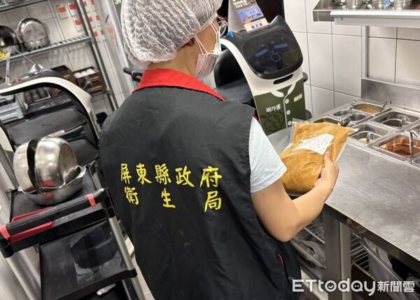 ▲衛生局至台灣有明公司下游業者稽查。（圖／屏東縣政府提供）