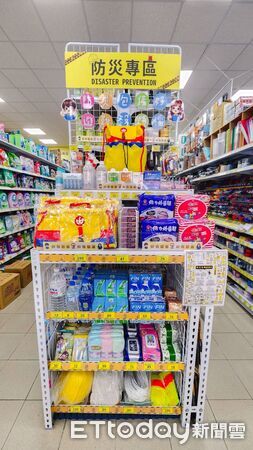 ▲巴威颱風逐步逼近，小北百貨全台門市設有防災商品專區。（記者林東良翻攝，下同）