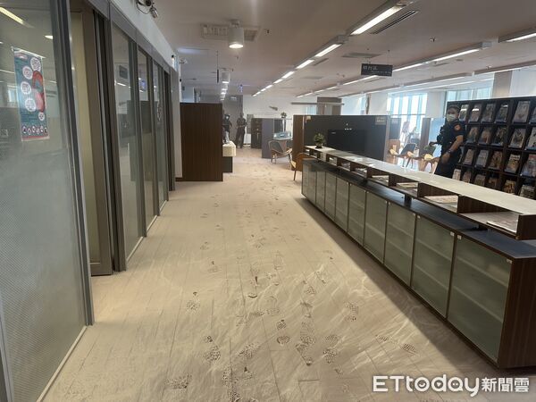 ▲▼高雄大東圖書館遭鬧場亂噴滅火器。（圖／記者許宥孺翻攝）