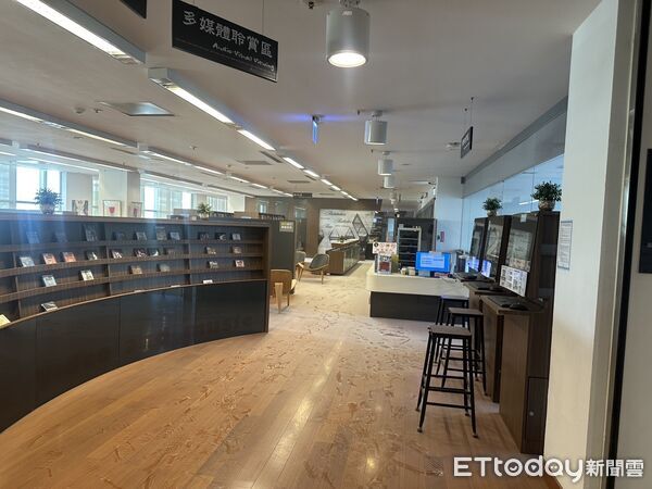▲▼高雄大東圖書館遭鬧場亂噴滅火器。（圖／記者許宥孺翻攝）