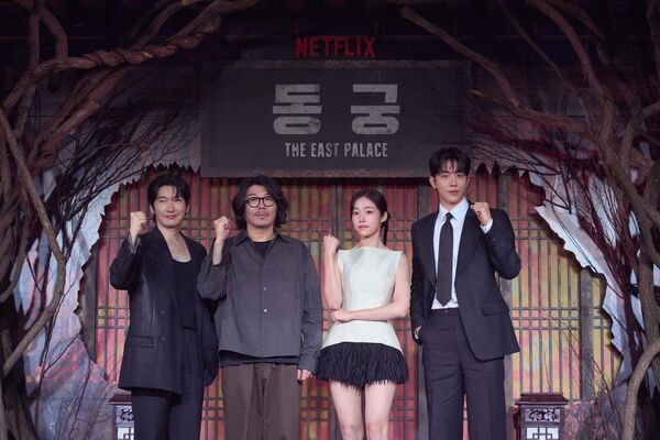 ▲《鬼謎東宮》曹承佑（左起）、導演崔正奎、盧允瑞、南柱赫。（圖／Netflix提供）