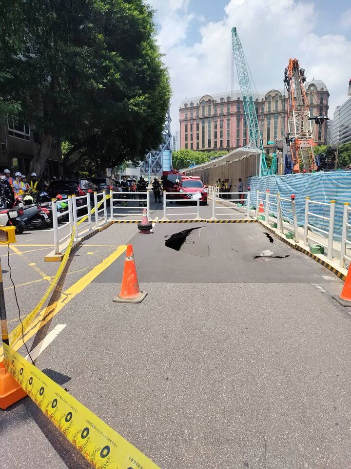 北市松山區工地傳天坑 現場傳瓦斯味警消到場圍封鎖線 | ETtoday政治新聞 | ETtoday新聞雲