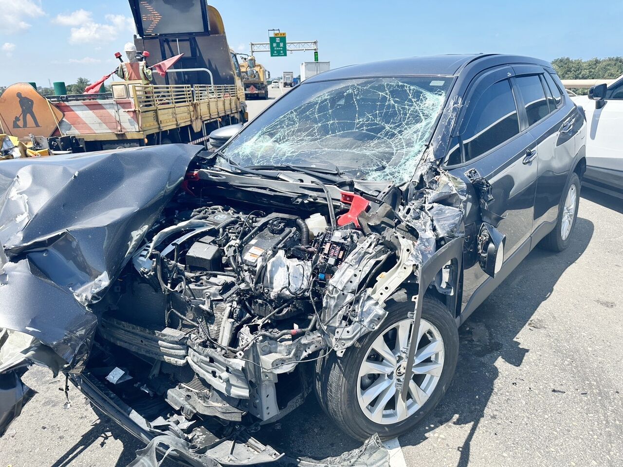 台61線嚴重車禍!自小客高速追尾「車頭爛毀」 防撞車慘成碎片 | ETtoday社會新聞 | ETtoday新聞雲