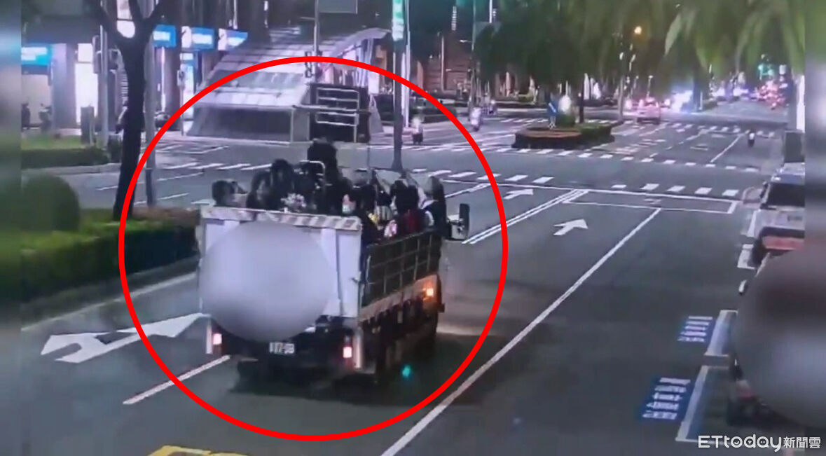 離譜畫面曝!貨車斗「載滿人」穿梭高雄街頭 網驚:去屠宰場? | ETtoday社會新聞 | ETtoday新聞雲