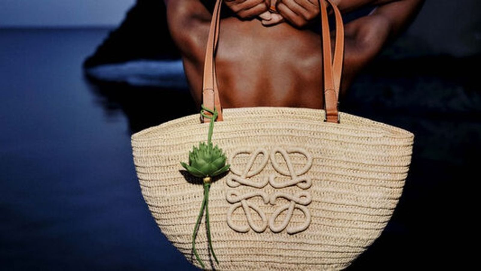 LOEWE推出一系列夏日編織包款，勾勒自然且輕盈的夏日風格。（LOEWE提供）       
