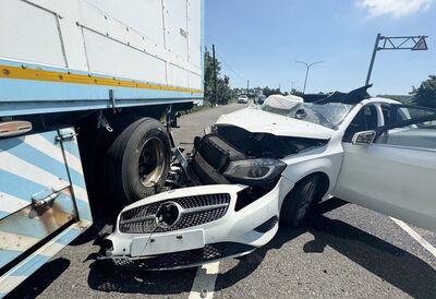 桃園賓士男酒駕撞路旁貨櫃!車頭爛毀車頂掀開 10歲女兒送醫