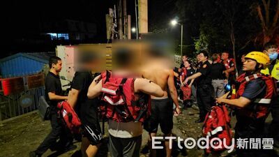 3男玩到忘記「困烏來溪中」 警消急架繩索涉水救人
