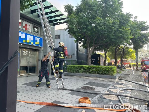 ▲▼三重環河北路三段發生火警             。（圖／記者陳以昇翻攝）