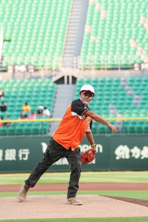 ▲「塔吊哥」鄭忠祥受邀擔任開球嘉賓，完成兒時站上職棒球場的夢想。             。（圖／統一獅提供）