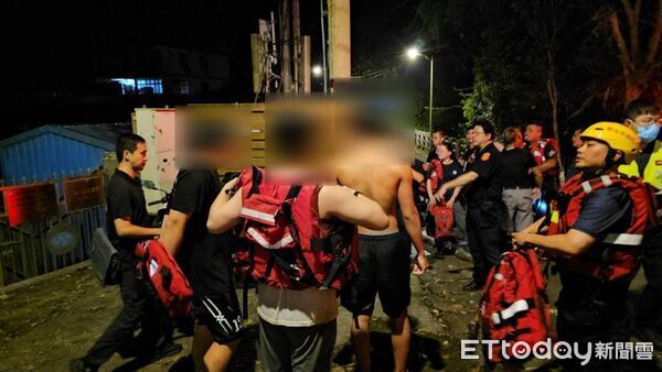 ▲3名男子到烏來紅河谷戲水，忘記時間受困於溪中。（圖／記者陸運陞翻攝）