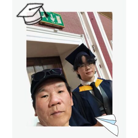 ▲▼趙傳演唱會主視覺竟是兒子畫的！飛英參加畢典。（圖／翻攝自臉書）