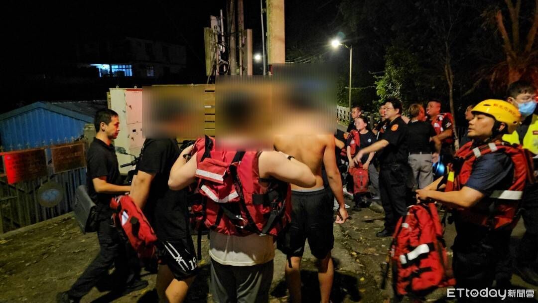 3男玩到忘記「困烏來溪中」 警消急架繩索涉水救人 | ETtoday社會新聞 | ETtoday新聞雲