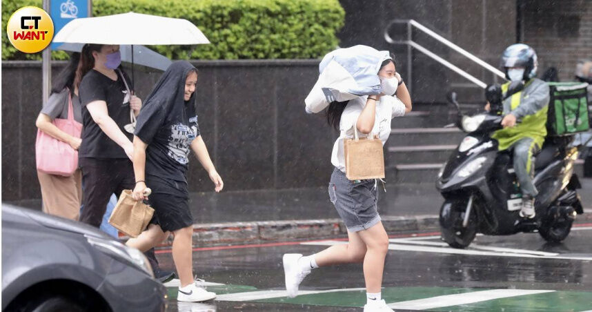 颱風天暴雨撐傘沒用!醫曝「最強雨具組合」:以免失溫 | ETtoday生活新聞 | ETtoday新聞雲