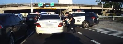 賓士一路搖晃！等紅燈被警車「V字型包夾」　通緝犯毒駕慘了