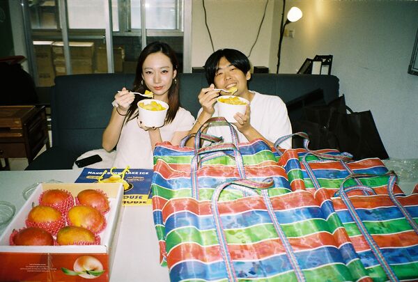 ▲▼ Julia 吳卓源準備芒果冰給STUTS團隊             。（圖／華研國際提供）