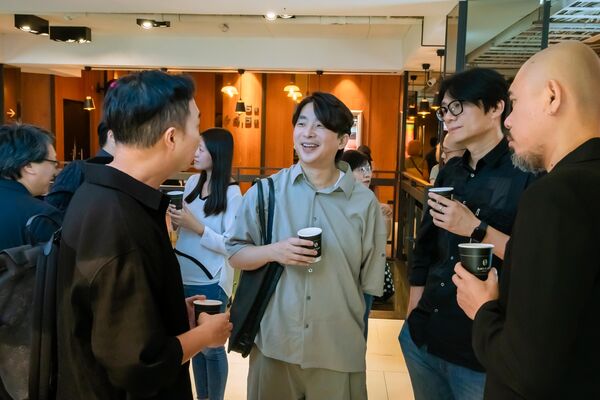▲野草計劃5.0大合照，依左至右為：奚岳隆導演、英雄旅程吳明憲董事長、野草創作家協會何昕明理事長、瀚草文創湯昇榮董事長（中）、客家電視台向盛言台長、陳奕仁導演、邱奕仁導演、相聚國際股份有限公司 謝孟芝投資經理、鄭乃方導演。（圖／瀚草文創提供）