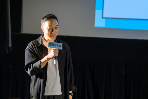▲野草計劃5.0大合照，依左至右為：奚岳隆導演、英雄旅程吳明憲董事長、野草創作家協會何昕明理事長、瀚草文創湯昇榮董事長（中）、客家電視台向盛言台長、陳奕仁導演、邱奕仁導演、相聚國際股份有限公司 謝孟芝投資經理、鄭乃方導演。（圖／瀚草文創提供）