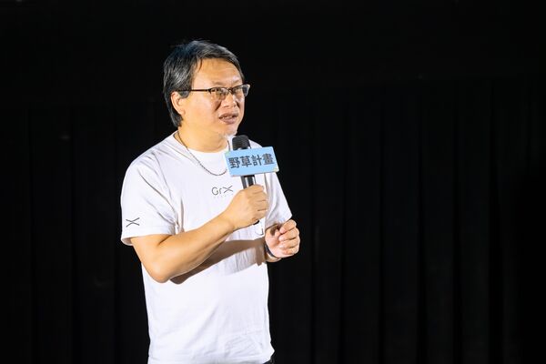 ▲野草計劃5.0大合照，依左至右為：奚岳隆導演、英雄旅程吳明憲董事長、野草創作家協會何昕明理事長、瀚草文創湯昇榮董事長（中）、客家電視台向盛言台長、陳奕仁導演、邱奕仁導演、相聚國際股份有限公司 謝孟芝投資經理、鄭乃方導演。（圖／瀚草文創提供）