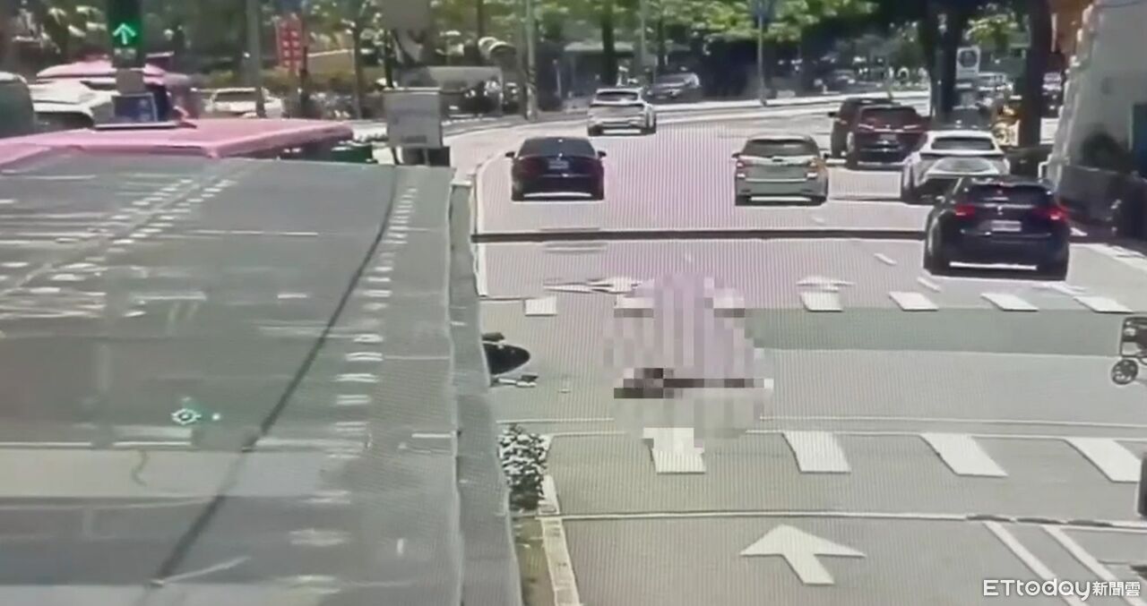 北市外送員吃藥上路...逆向撞直行公車!噴飛重摔畫面曝 | ETtoday社會新聞 | ETtoday新聞雲