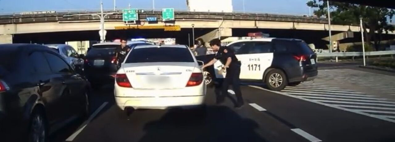 賓士一路搖晃!等紅燈被警車「V字型包夾」 通緝犯毒駕慘了 | ETtoday社會新聞 | ETtoday新聞雲