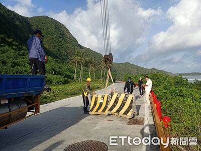 綠島浪高6米防越堤衝擊路面 環島公路「龜灣-溫泉聚落」段封閉