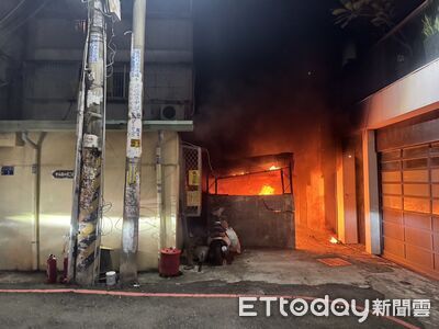 跟哥哥要錢被拒!無業軟爛男深夜縱火 9機車2腳踏車燒剩骨架