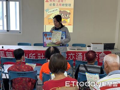 台東警走入廟宇說明高齡換駕照新制 面對面解答長者疑問