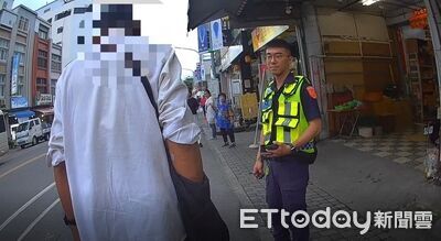 翁出院沒錢回家「呆坐路旁」 台東暖警自掏腰包伸援手