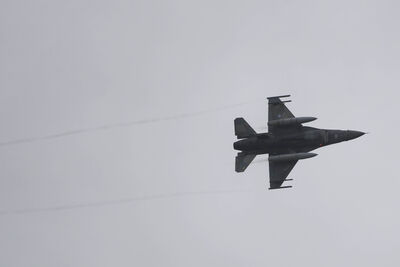 希臘F-16戰機緊急降落 滑行數十公尺起火畫面曝光