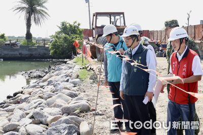 巴威颱風逼近!黃偉哲視察沿海防汛工程 停班課下班前宣布