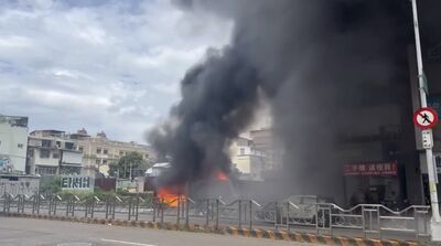 快訊/台中一中商圈雜草突起火延燒機車 恐怖黑煙狂竄畫面曝