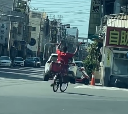 溪湖「飛輪阿伯」放手騎車路口繞圈圈 耍特技自嗨這下慘了