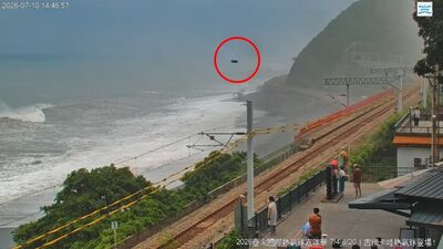 巴威大浪發威!多良車站「鐵軌直播一幕」 網氣炸:罰100萬都算輕