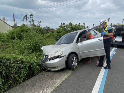 巴威怪風發威!彰化自小客失控撞斷路燈 衝進樹叢駕駛受傷
