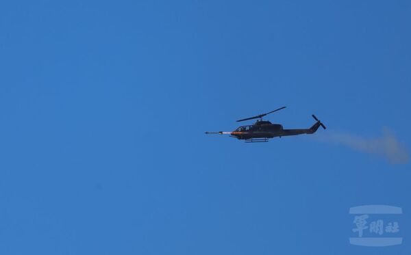 ▲▼AH-1W眼鏡蛇攻擊直升機射擊「響尾蛇飛彈」。（圖／軍聞社）