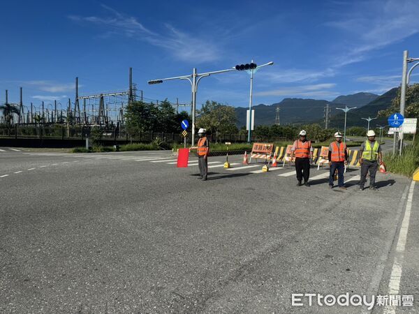 ▲▼萬里溪橋南、北端實施預警性封橋，兩端設置水位監看警戒人員。（圖／公路局提供，下同）