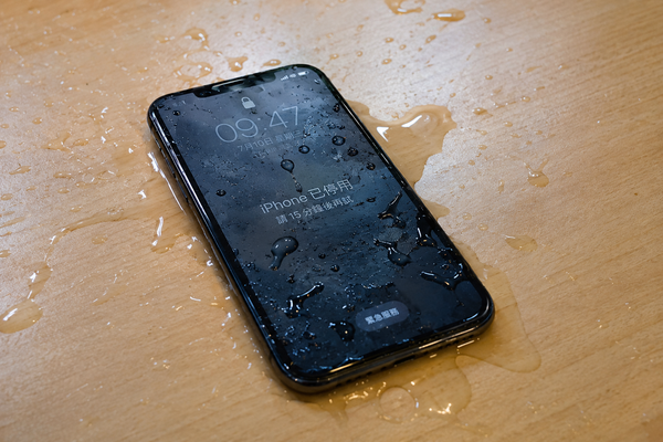 ▲▼蘋果公布iPhone進水正確急救流程。（AI協作圖／記者吳立言製作，經編輯審核）