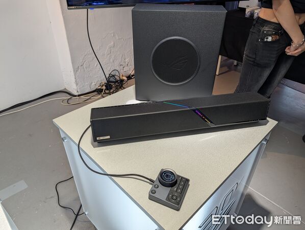▲▼▲華碩發表 ROG Gjallar 旗艦電競 Soundbar 以及 ROG Raikiri II Pro PC 控制器，協助玩家提升操控與遊戲體驗。（圖／記者黃肇祥攝）