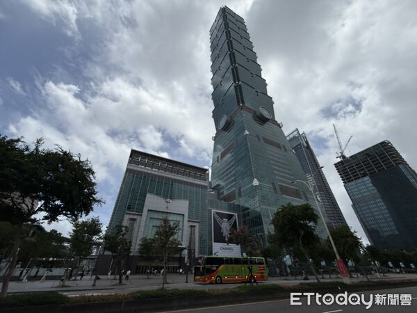 ▲▼台北101因颱風暫停營業遊客撲空      。（圖／記者徐文彬攝）