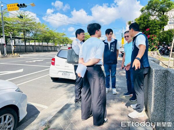 ▲永康區復興路中段地勢較高，上月豪雨仍積水近20公分，市議員李鎮國要求追查淹水原因。（記者林東良翻攝，下同）