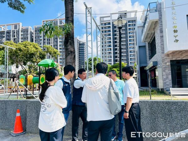 ▲永康區復興路中段地勢較高，上月豪雨仍積水近20公分，市議員李鎮國要求追查淹水原因。（記者林東良翻攝，下同）
