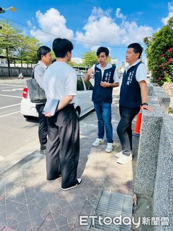 ▲永康區復興路中段地勢較高，上月豪雨仍積水近20公分，市議員李鎮國要求追查淹水原因。（記者林東良翻攝，下同）