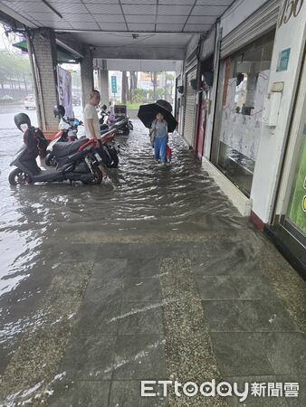 ▲永康區復興路中段地勢較高，上月豪雨仍積水近20公分，市議員李鎮國要求追查淹水原因。（記者林東良翻攝，下同）
