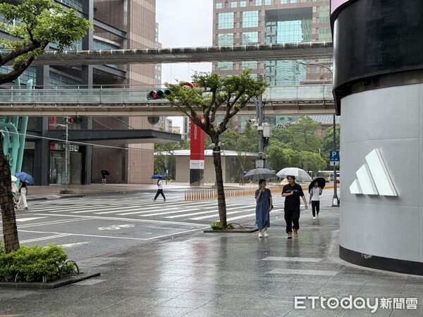 ▲▼ 颱風影響信義區百貨停止營業       。（圖／記者徐文彬攝）