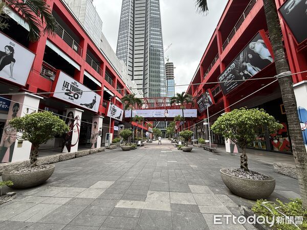 ▲▼ 颱風影響信義區百貨停止營業       。（圖／記者徐文彬攝）