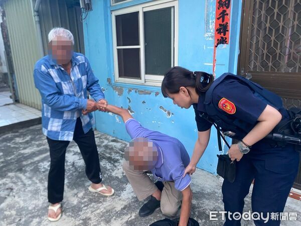 ▲潮州警方送劉姓男子搭火車返家。（圖／記者陳崑福翻攝）