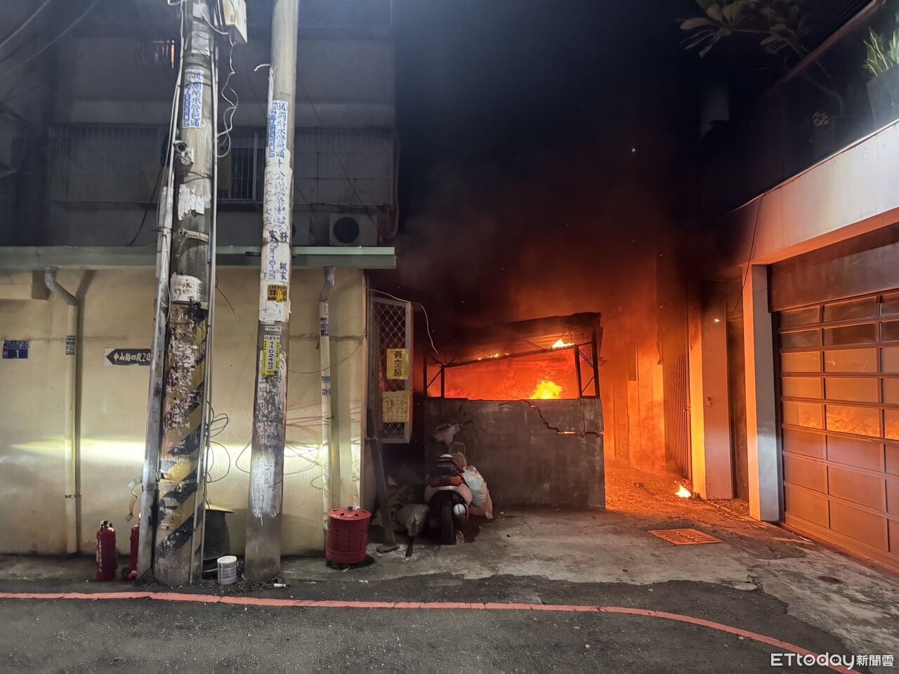 跟哥哥要錢被拒!無業軟爛男深夜縱火 9機車2腳踏車燒剩骨架 | ETtoday社會新聞 | ETtoday新聞雲
