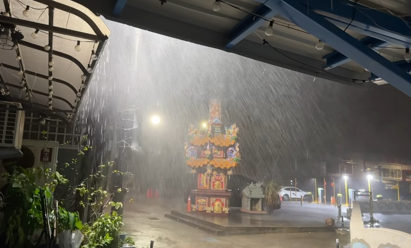 ▲▼白沙屯雨勢十分猛烈，民眾分享現場畫面。（圖／翻攝臉書／苗栗大小事）