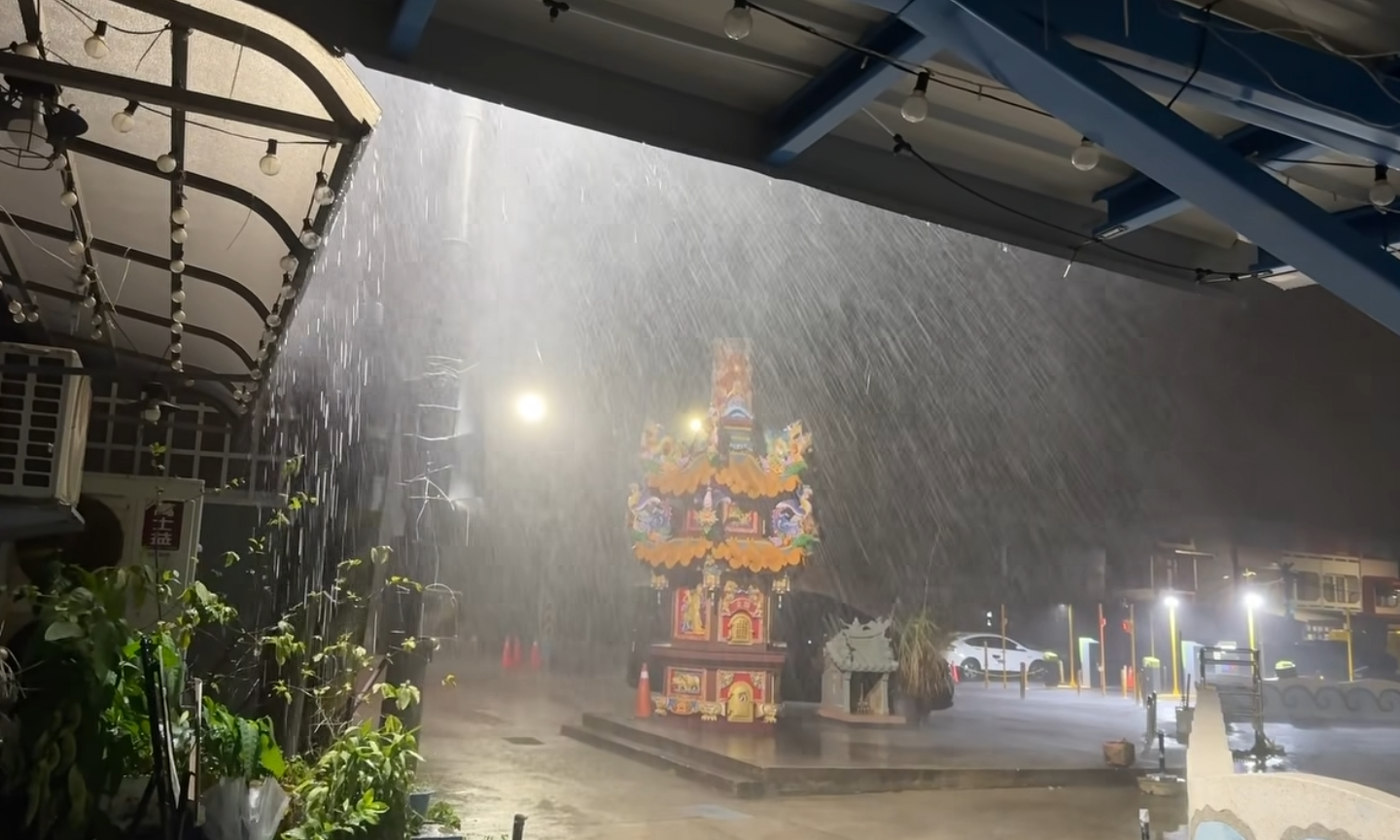 ▲▼白沙屯雨勢十分猛烈，民眾分享現場畫面。（圖／翻攝臉書／苗栗大小事）