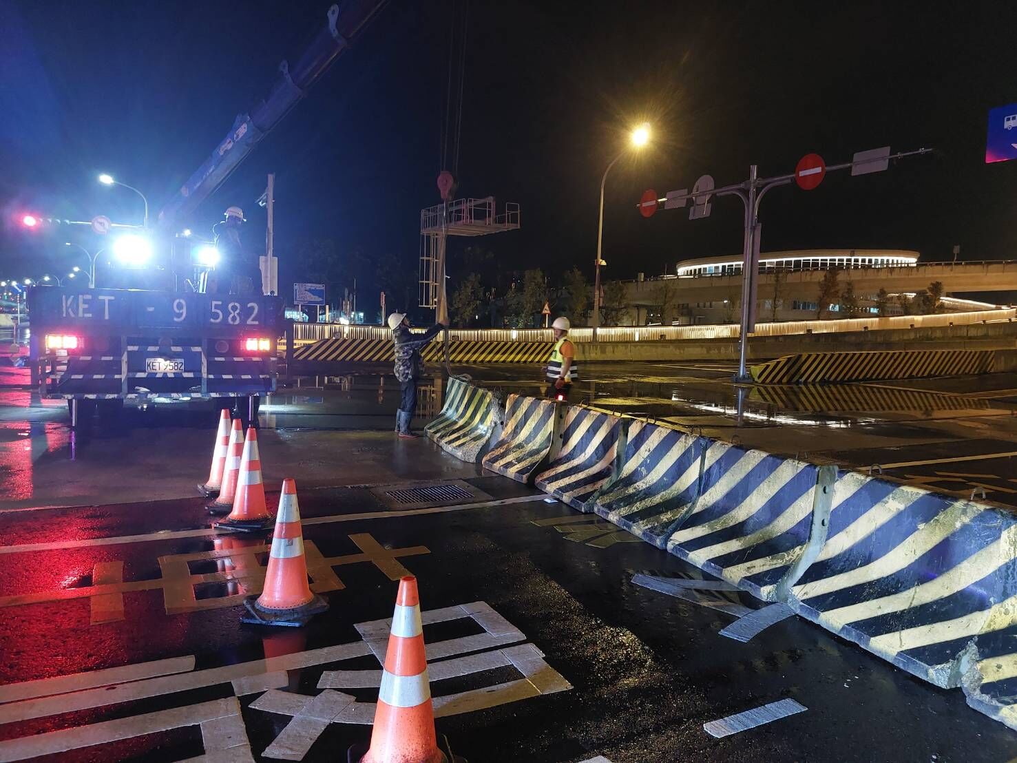 ▲▼淡江大橋預警性封閉。（圖／公路局提供）